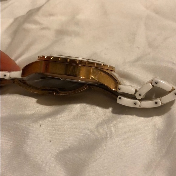 White and gold watch - Picture 3 of 6